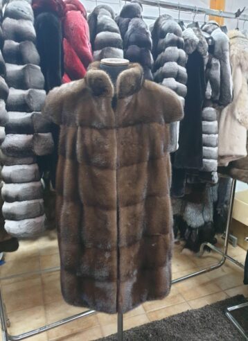Mink vests (brown, black, sapphire, silver, palomino). Models are straight, transverse, with a stand-up collar, English collar or with a hood.