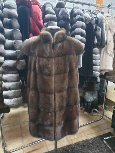 Норковые жилеты (коричневый, чёрный, сапфир, сильвер, паломино). Модели прямые, попереные, с воротником стойкой, английским воротником или с капюшоном.
