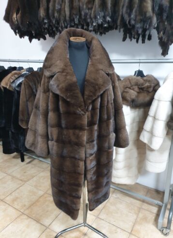 Mink coat (brown, black, sapphire, silver, palomino, pastel). Model, free cut, with an English collar