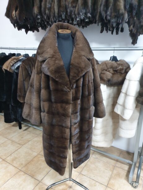 Mink coat (brown, black, sapphire, silver, palomino, pastel). Model, free cut, with an English collar