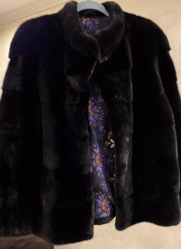 Mink coat (brown, black, sapphire, silver, palomino). Autolady model, classic straight, cross-section, with a stand-up collar.