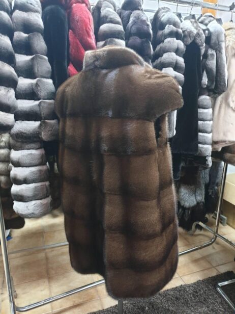 Норковые жилеты (коричневый, чёрный, сапфир, сильвер, паломино). Модели прямые, попереные, с воротником стойкой, английским воротником или с капюшоном.